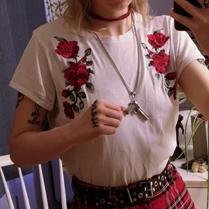 FB sister tshirt strl M - Snygg tshirt med broderade rosor. Byxorna är också till salu (se i profil). 
