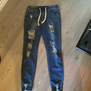 Stretchiga Jeans - små i storleken, oanvända, köparen betalar för frakt