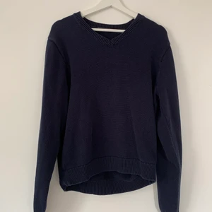 Tröja från brandy - En asfin stickad tröja från brandy Melville. Den är väl använd men den har inga defekter eller liknande. Köptes för 500/600kr i butik. Den är one size men skulle säga att den är en s❤️