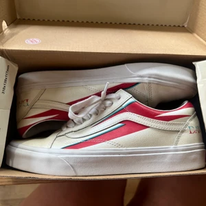 David Bowie Vans - Strl 40,5 men passar även 40!  Köpta på en antik affär och använda ett fåtal gånger! Supersköna och lätta, precis som vanliga Vans! Kan absolut gå ner i pris vid en snabb affär!