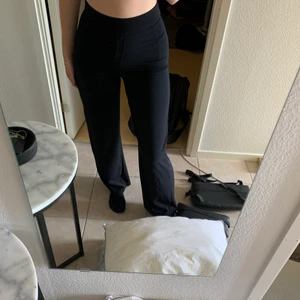 Super fina byxor från bikbok - Super fina byxor från bikbok, nästan som kostymbyxor. Använda många gånger men fortfarande väldigt bra skick. De är för små för mig därför jag säljer dem. 