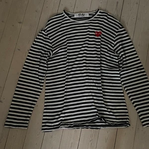 CDG play long sleeve - bra skick ej använd så mycket. Köpt från End. Svart-vit randig. För liten för mig, - xl men sitter som M/L