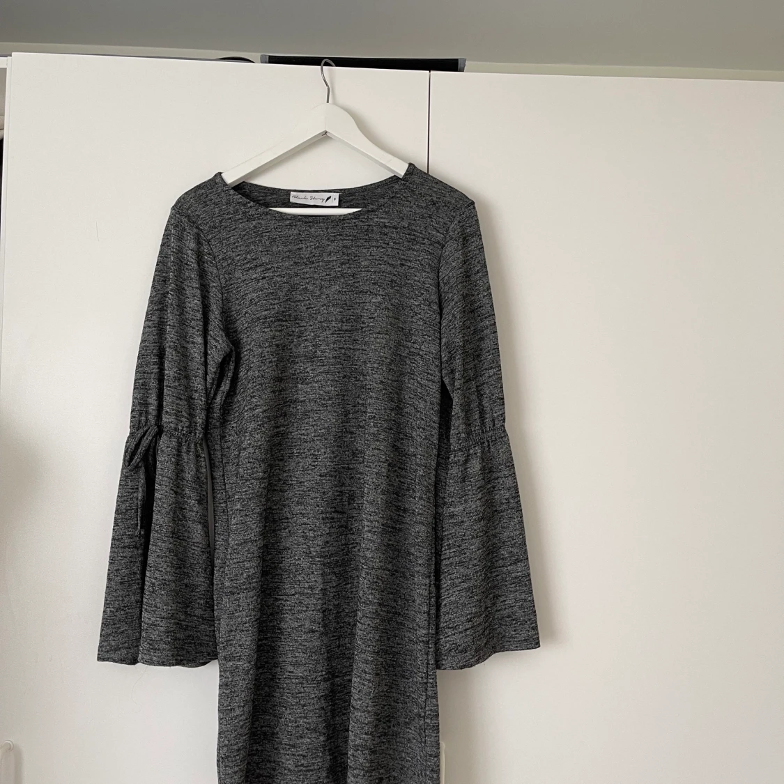 Gråmelerad klänning