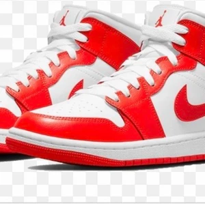 Jordans  - Air Jordan 1 mid i färgen white habanero red. Säljer pågrund av att de inte kommer till användning. Bra i skick använd ett få tal gånger. Kvitto följer inte med eftersom att jag fick de i present köpt från Nike  hemsidan.  äktahetsbevis finns