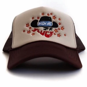 Wish me luck keps - Säljer en skitcool keps i ”trucker” stil av märket Wish Me Luck! Modellen e slutsåld och kommer nog inte komma tillbaks! Rihanna äger den!!!!! Jag köpte 2 då min sambo ville ha men han ångra sig så den e helt oanvänd 