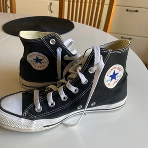 Svarta converse  - Svarta converse i riktigt fint skick i storlek 38. Köpta här på Plick och Säljer då dom var förstora på mig 🚦🚦🚦🚦 tryck ej på köp nu , då  får du inte varan🚦🚦🚦 (frakten ingår ej i priset)
