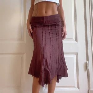 Linnekjol lowrise - Super fin lång brun kjol i linne material, lowrise och som är uppklippt olika ställen där nere (köpt så).  Ger cottagecore känsla  Knappast använd. Strl 36 men passar mindre också.  