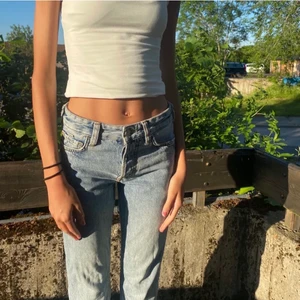 Blå jeans - Köpte på plick men var tyvärr försmå (bilder från förra ägaren)💗 säljer för 200. Skriv för mer bilder oså💗☺️