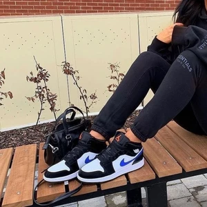 Jordan 1 Mid Racer Blue - Jordan 1 mid i färgen ”Racer Blue”  Använda ca 4 gånger.  Storlek 38,5