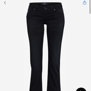 Snygga ltb jeans i färgen nattblå! Köpte på about You för 725 kronor och är använda 1 gång🫶 