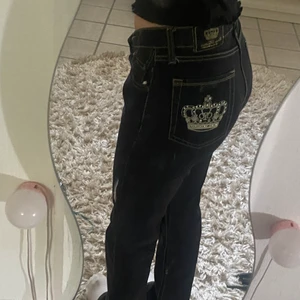 Victoria Beckham jeans - Skitfina mörkgrå Victoria Beckham jeans i mid/lowrise. Jag är 163 och dom går ner till marken på mig, skulle säga att dom är en blandning mellan straight och bootcut. Midjan är storlek 30 men på bilden har jag gjort jeanstricket med knappen. 