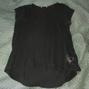 Tshirt med änglavingar  - Svart T-shirt med änglavingar på ryggen! Den är i barnstorlek men kan tänka mig att den passar dig som har xxs/xs! Super fin!