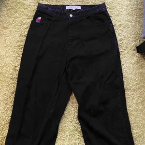 Polar big boys svarta jeans - Säljer Lina svarta polar big boys i storleken skick 8,5/10 finns ett litet hål nere i ändan på högerbenet ny pris 1300 priset kan diskuteras 