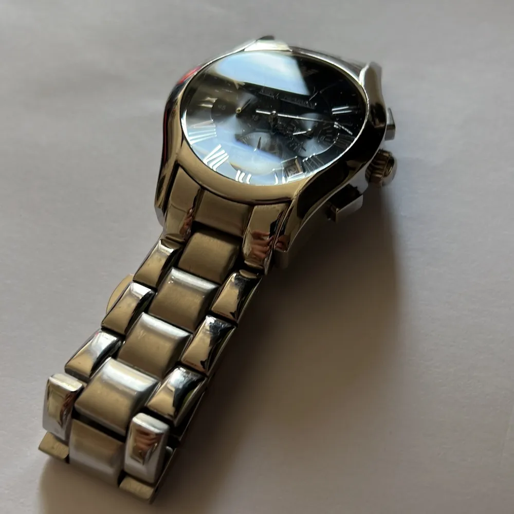 Säljer min Armani klocka då den inte kommer till användning!⌚️. Accessoarer.
