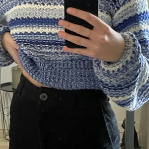 Stickad tröja  - Säljer denna superfina stickade tröjan!! Knappt använd, därför i väldigt gott skick❤️ köpare står för frakt❤️