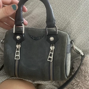 🎸 zadig väska🎸 - !!!! BUD PÅ 1400kr NU!!!!Är mini varianten, mycket fint skick!! Nypris runt 4000 kr så inga bud under 700kr Vill få såld snabbt. 