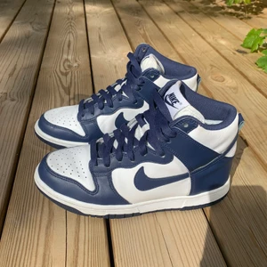 Nike dunk high midnight navy, strl 37,5 - Hej! Säljer ett par äkta Nike Dunk, knappt använda och är som nya i storlek 37,5.  Bor i Norrköping (Klockaretorpet), finns i rök och -djurfritt hem.  Tar swish.