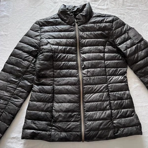 48 7 Sweden dunjacka - Använd men Bra skick. Köparen står för frakt. Säljs billigt. Kamouflage mönster men syns bara på nära höll