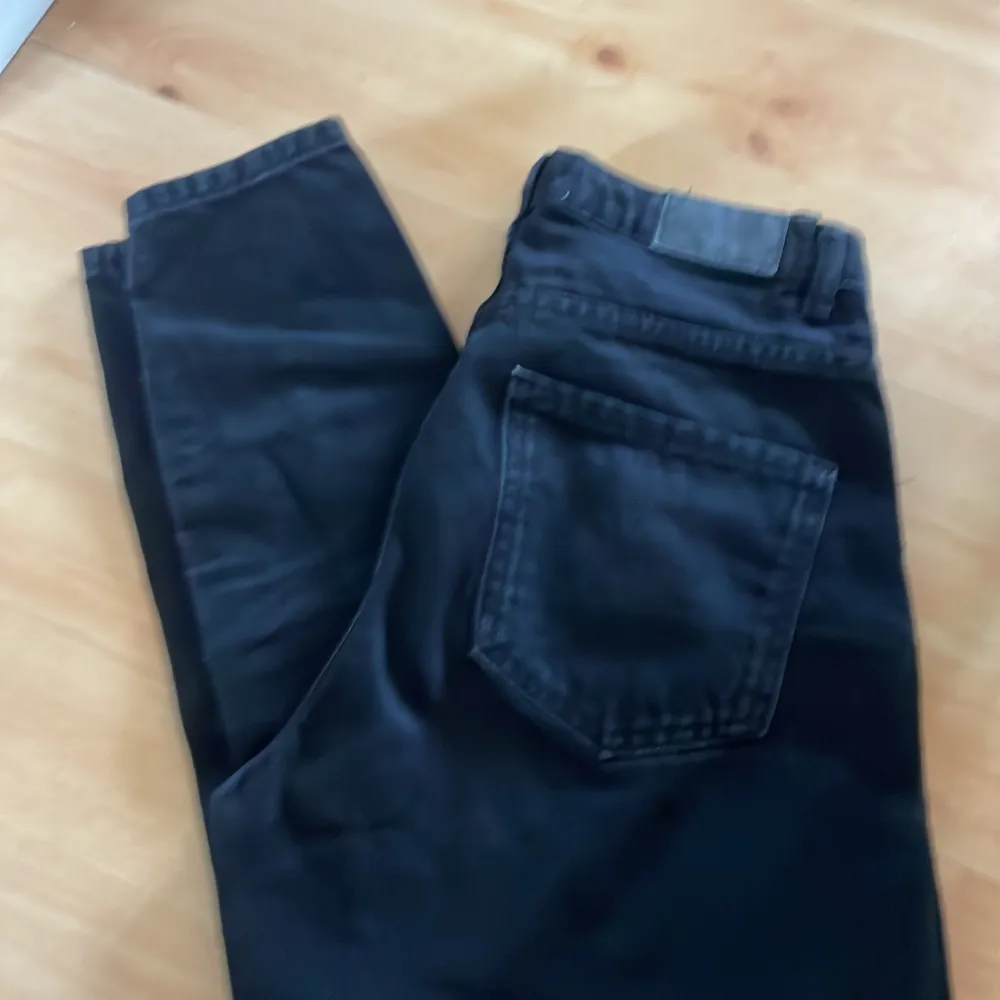 Ett par svarta mom jeans från Gina Tricot i strl 34. Fickor både fram och bak. Använda men i gott skick. Nypris 500kr. . Jeans & Byxor.