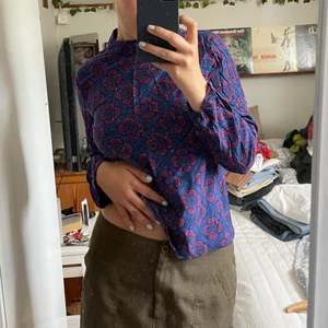 Tröja  - Köpt second hand, säljer då den inte kommer till användning🤍