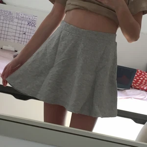 Kjol strl. 134/140 - Grå kjol i nytt skick, endast använt 2 gånger. Perfekt passform! Säljer pga att jag ej använder. 