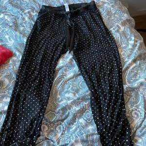 Mjukisbyxor  - Gulliga svarta mjukis med rosa hjärtan på och spets detaljer! Köparen står för frakten❤️❤️