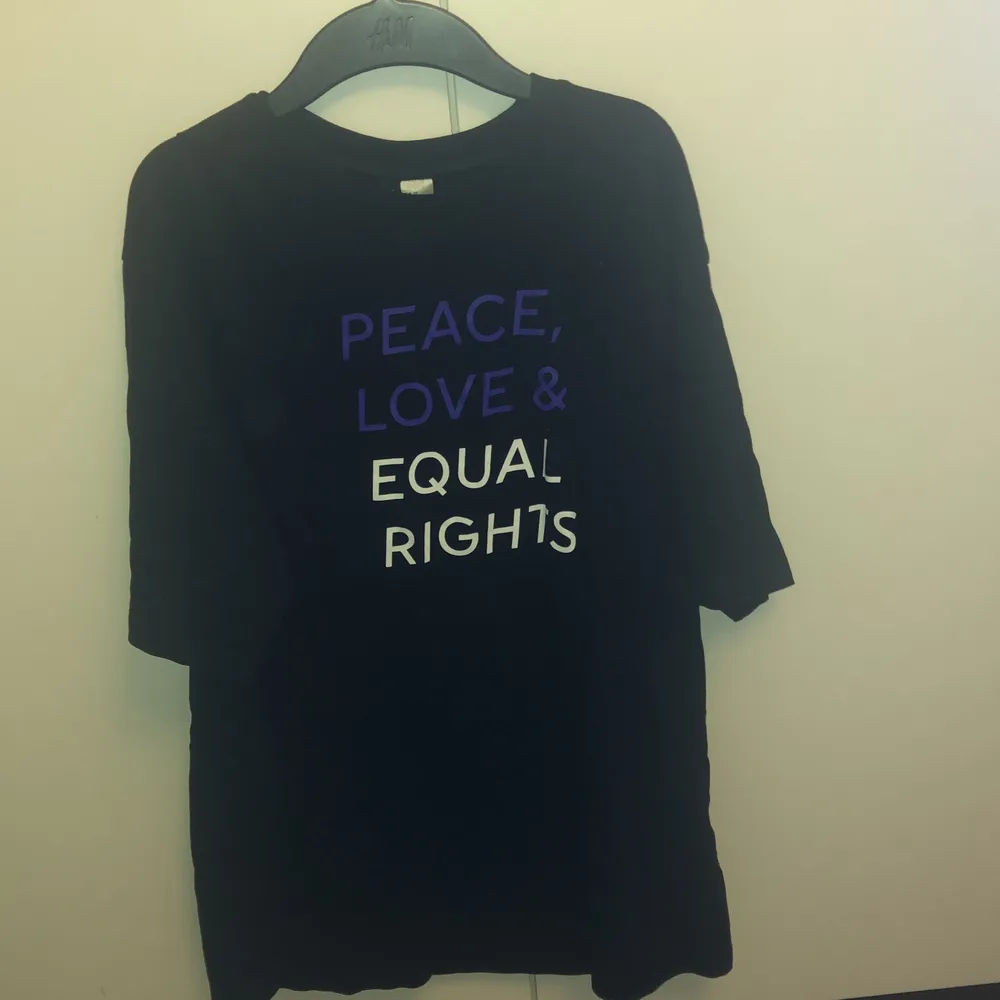 En oversized t-shirt i storlek XS. Med text ” PEACE, LOVE & EQUAL RIGHTS”. Köpt på HM för cirka 2 år sedan. Endast använd ett fåtal gånger.. T-shirts.