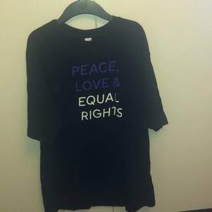 En oversized t-shirt i storlek XS. Med text ” PEACE, LOVE & EQUAL RIGHTS”. Köpt på HM för cirka 2 år sedan. Endast använd ett fåtal gånger.