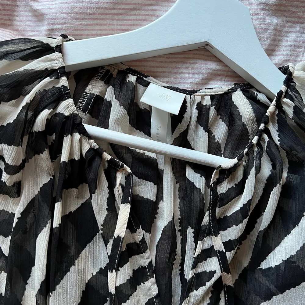 En Asnajs zebraklänning perfekt nu till sensommaren och alla dess tillställningar🦞. Den är sparsamt använd och i ett väldigt tunt tyg så en underklänning medförljer. Jag har stylat den med ett skärp men är jättefin utan också☺️☺️ . Klänningar.