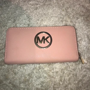 MICHAEL KORS EJ ÄKTA PLÅNBOK - Ej äkta. Aldrig använd. Samfraktar. Fotar/filmar när paketet packas och lämnas till ombud.