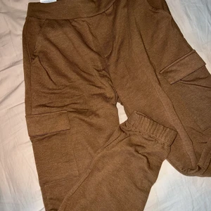 Byxor - Bruna mjukis byxor, cargo mjukis. Dem är riktigt snygga på, sitter inte för pösigt. Dem är helt nya och oanvända.  Storlek s men passar bra på mig som är en m, så dessa är typ s/m.