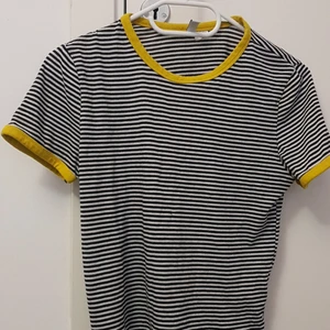 Står inte för post slarv! T-shirt är från h&m fin sick dock - Har haft tröjan i 4 månader typ och nu e den för liten för därför säljer jag denna t-shirt 