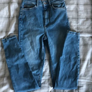 Skinnyjeans  - Säljer dessa par av skinny jeans från Cubus då jag aldrig använder dem länge o att dem börjar bli för små. Original pris på jeansen är 600kr. OBS köparen står för frakt 