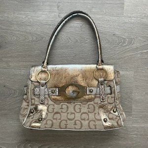 Guess väska  - Suuuuper fin äkta vintage Guess  i helt okej skick. Det finns några skråmor här och där, därför kan priset diskuteras🦋 