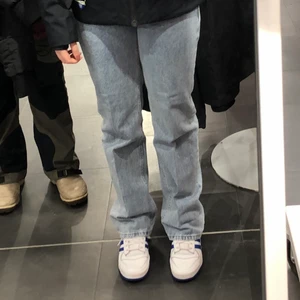 Straight leg jeans - Ett par ljusblåa straight leg jeans från mango som säljs eftersom att de inte passar mig längre💕 Kom privat för fler bilder💕 Köparen står för frakten💕