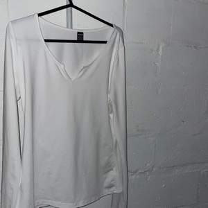En vit tröja köpt på SHEIN, är storlek l men passar M. Aldrig använd bara upptagen ur förpackningen.