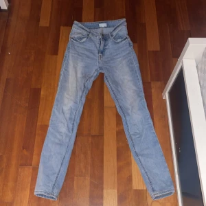 Jeans - Hej jag säljer ett par blåa fina jeans från H&M har växt ur dom så dom passar inte mig längre har bara använt dom 4 gånger ni som vill köpa står för frakten själva jag säljer dessa för 70 kronor