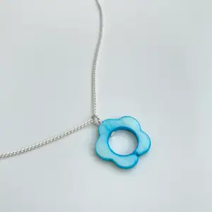 Silvrigt halsband med blå blomma i pälemor🤍