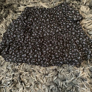 Stradivarius kjol, kjolar - Säljer dessa kjolar från stradivarius. Somriga och blommiga. Original pris 259kr/per kjol. Säljer båda för 200kr, säljer enskild för 100kr. Kontakta mig om ni vill veta mer!