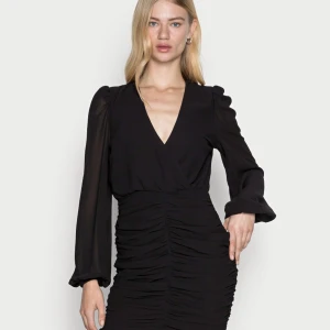 Cocktailklänning - cocktailkläning-svart isa Drawstring Dress Gina Tricot  storlek 42 . I fint skick använd två gånger  Finns att hämta i sollentuna alternativt skickas via post. 