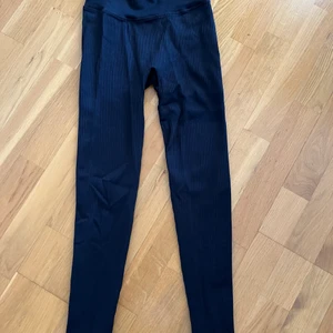 Stronger ribbade träningstights - Svarta stronger ribbade träningstights i storlek XS/S💓 Säljs pga fel storlek🖤Kan gå ner i pris!