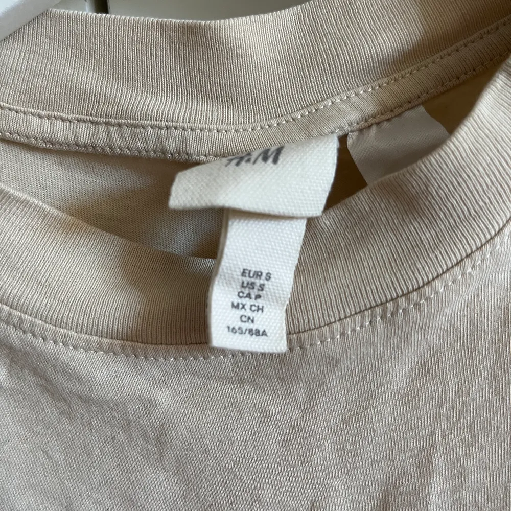 En beige och svart Nirvana t shirt från H&M, storlek S💕. T-shirts.