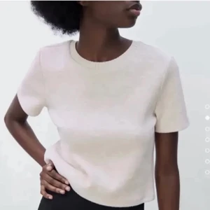 Stickad topp  - Säljer nu min stickade t-shirt från zara ❤️ köp direkt för 200 kr ❤️