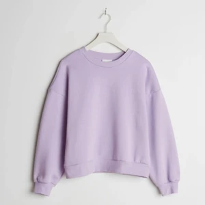 Lila sweatshirt  - Superfin och superskön sweatshirt ifrån Gina!!! Säljer då den ej används längre, bra skick🫶🏻🫶🏻