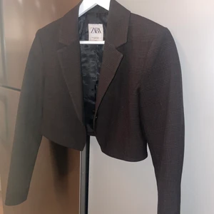 Kort kavaj Zara - Kort kavaj från Zara i bra skick. Färgen är brun och rutig. Nypris var 550kr. 