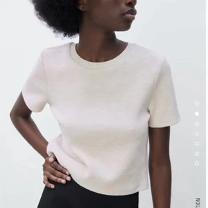 vit stickad zara t-shirt💞 - I fint skick, skriv för fler bilder, köparen står för frakten😊