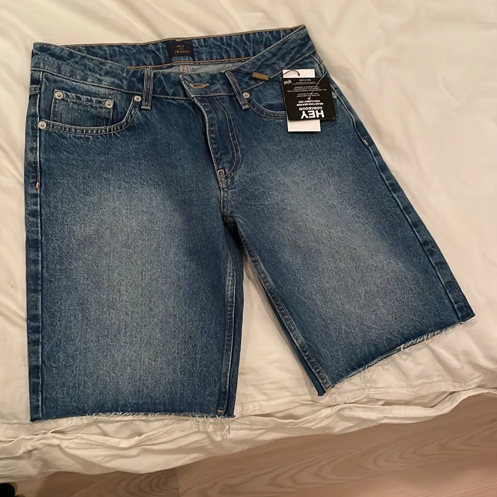 Ett par snygga helt oanvända jeansshort, lågmidjade. pris kan diskuteras.. Shorts.