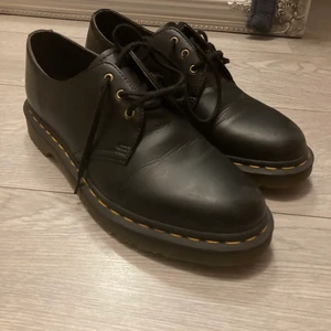 Doc martens storlek 42 - Säljer mina doc martens i storlek 42, endast använda ett par gånger. Köpta på Asos för 1614kr. Köpare står för frakt kostnad