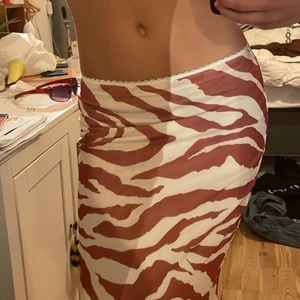 Kjol - En jätte fin vintage look kjol som sitter så fint lågmidjad, nästan aldrig använd, fraktar och möts upp!