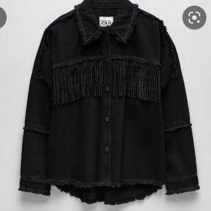 Zara jacka fjädrar  - Säljer min superfina zara jacka med fjädrar och glitter. Storlek S. Säljer för 250kr. Skriv för fler frågor:) Denna är slutsåld och finns ej att köpa längre i butik.